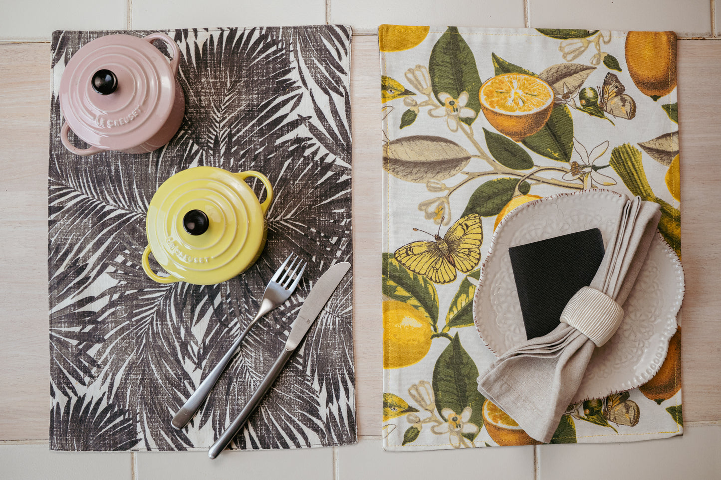 Set de Individuales Reversibles Palmera Negra & Limones