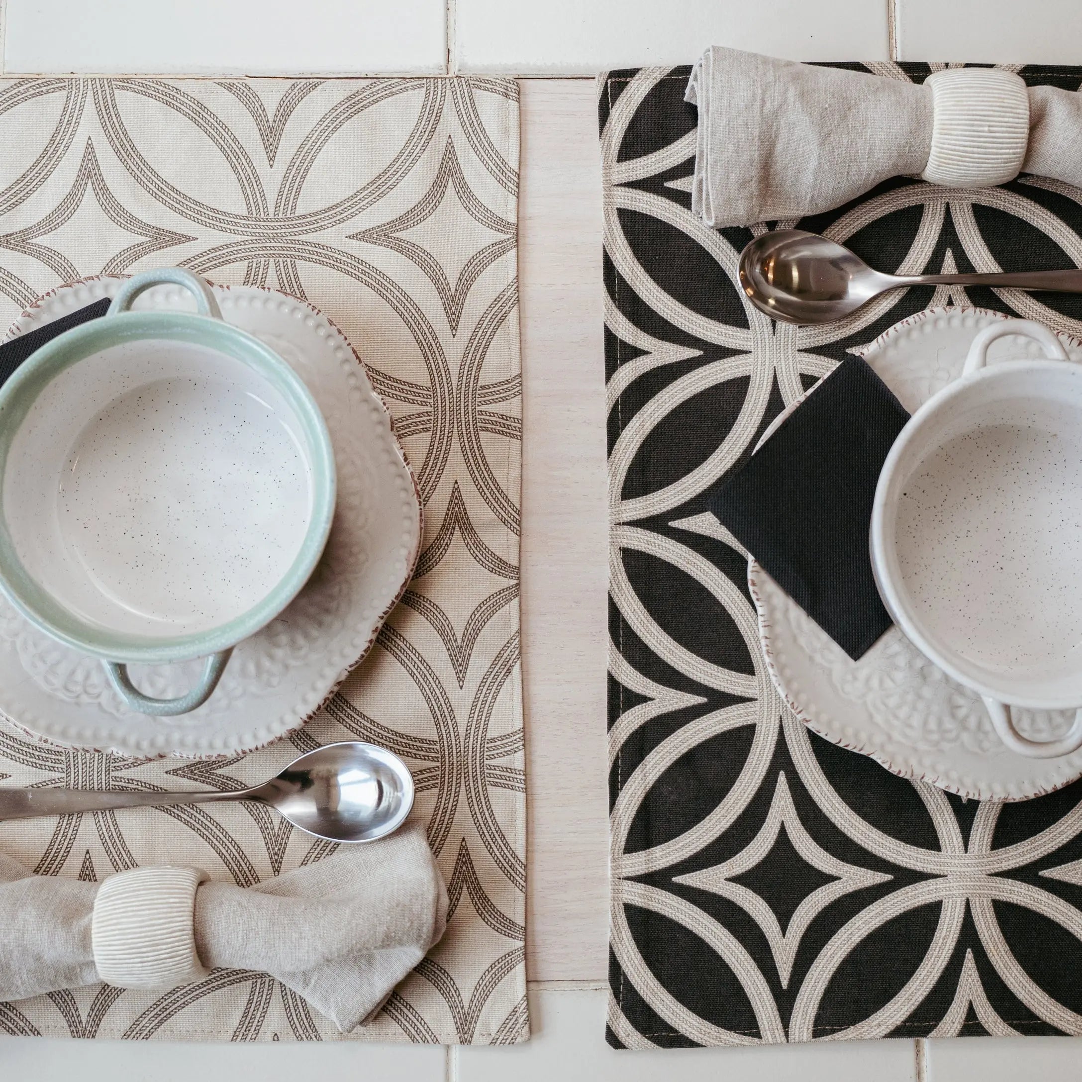 Set de Individuales Reversibles Sicodélico Negro & Beige Casa Guapa