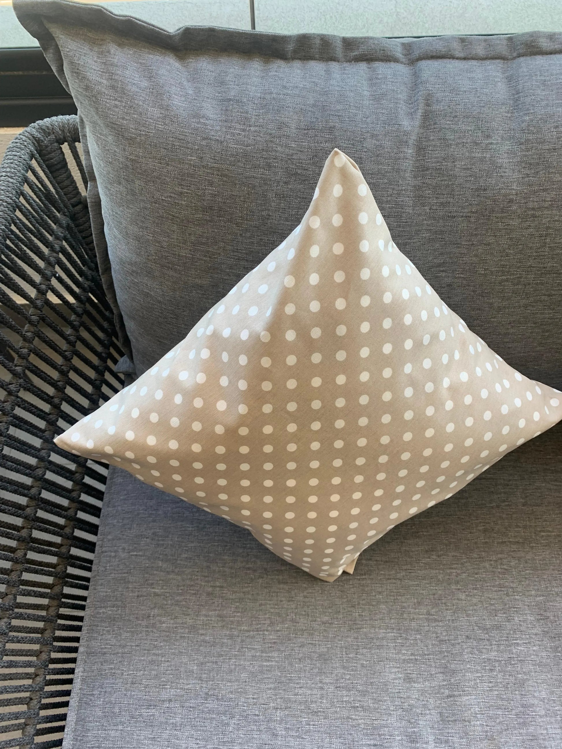 Funda de Cojín Puntos Beige Casa Guapa